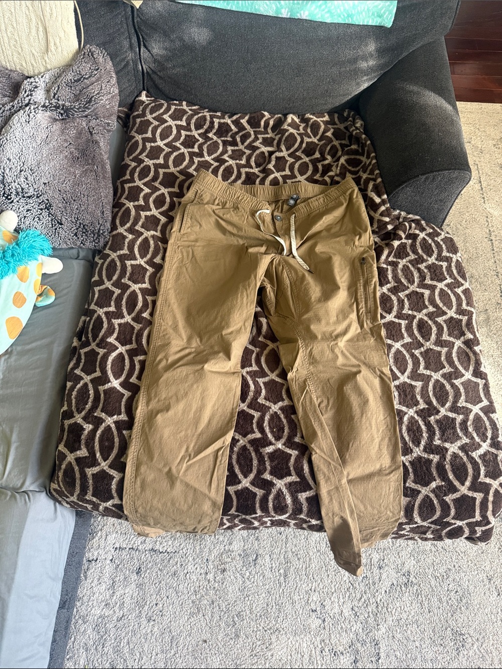 Vuori Men's Cargo Drawstring Pants in Khaki Brown